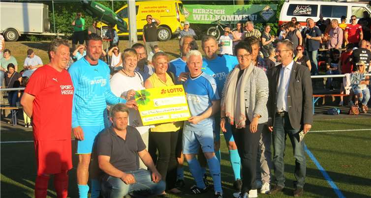 Der Scheck über 8.500 Euro wird an die Destinatäre überreicht.Fotos: WR