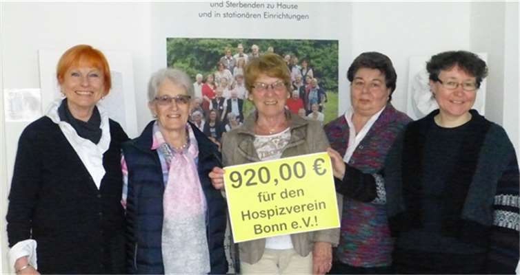 Der Scheck über den Reinerlös 920 Euro wurde bei einer gemütlichen Kaffeerunde in den Räumen des Hospizvereins in der Junkerstraße überreicht.privat