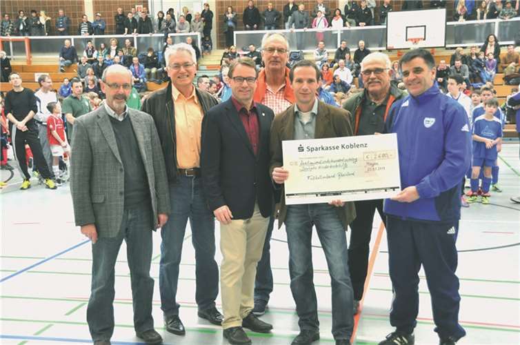 Der Scheck wurde an den Vertreter der Deutschen Krebshilfe überreicht (v.li.): Walter Merten, Josef Brodam, Wolfgang Treis, Horst Minwegen, Winfried Schüller, Hans Molitor und Manfred Kühne. BS