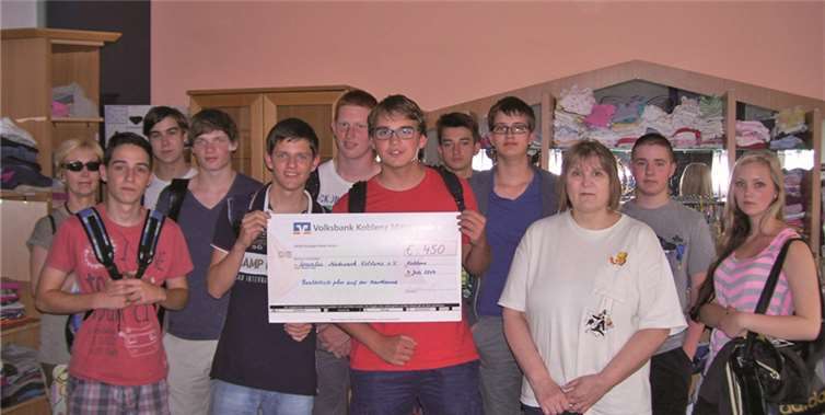 Der Scheck wurde übergeben an Frau Hartung vom Umsonstladen.  Privat