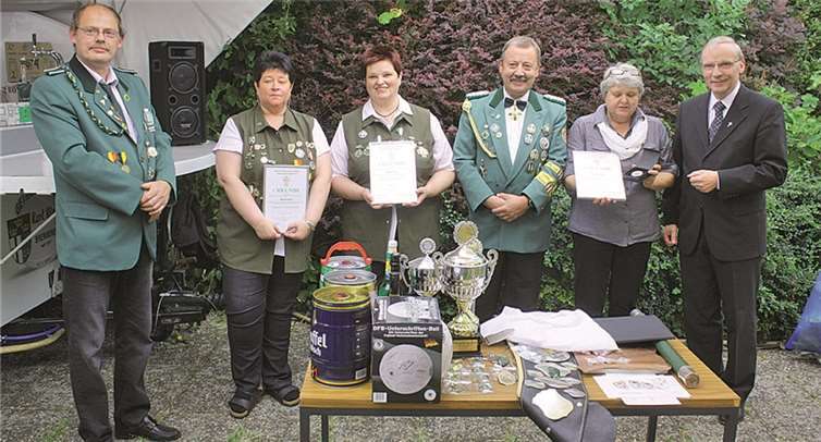 Der Schieß- und der Brudermeister stellten mit Präses Klemens Hombach die geehrten Mitglieder vor.DL