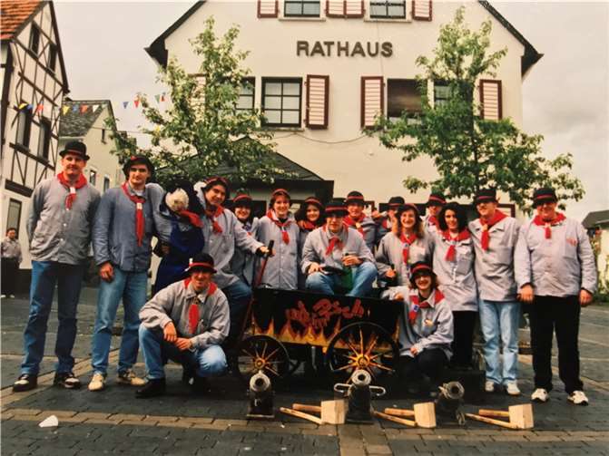 Der Schießjahrgang 76/77 auf der Örmser Kirmes 1997. Foto: privat
