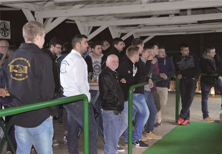 Der Schießstand war dicht umringt.