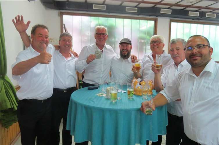 Der Schinkenkönig Reinhold Krumnack (3.v.l.) mit Gefolge.