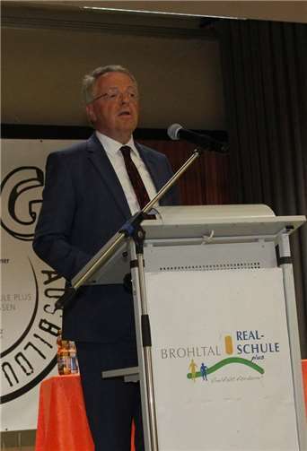 Der Schirmherr, Vorstandsvorsitzender der Voba RheinAhrEifel Elmar Schmitz bei seiner Ansprache.