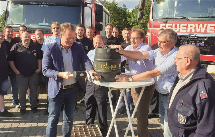 Der Schirmherr der Veranstaltung, VG-Bürgermeister Jörg Lempertz vollzog den obligaten Fassanstich. Fotos: -FRE-