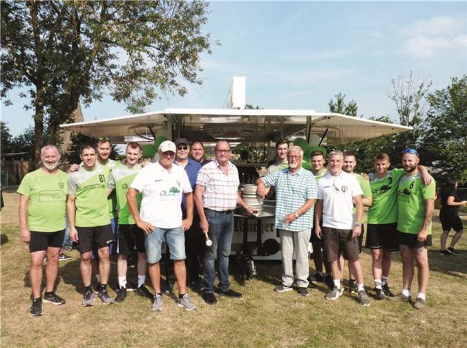 Der Schirmherr des diesjährigen Bungertfestes und Chef des Baggerbetriebs Diethard Andres vollzog gemeinsam mit dem langjährigen Ehrenvorsitzenden von Grün-Weiss, Egon Meid, den obligaten Fassanstich.