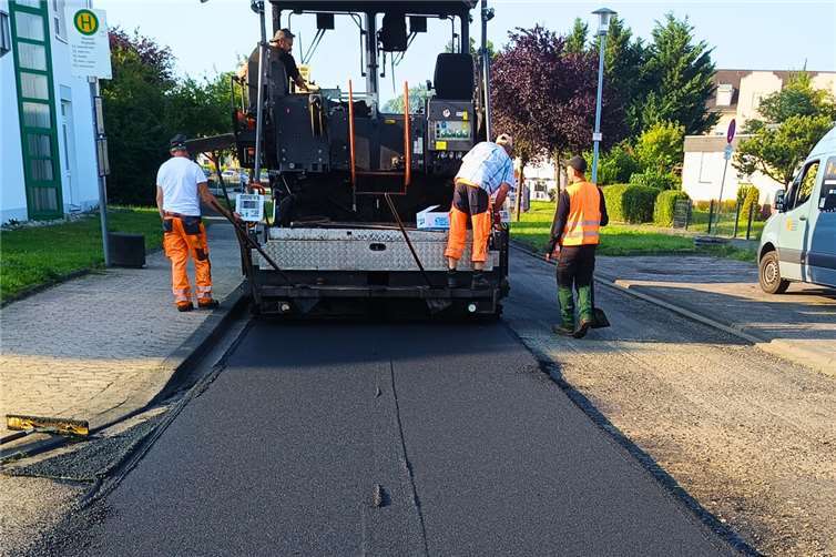 Der Schlaglochteppich ist Geschichte – zumindest auf sechs Straßenabschnitten in Neuwied. Die SBN konnten die Fahrbahndecken erneuern, weil unerwartet noch Geld vom Land für den Hilfseinsatz im Ahrtal kam. Foto: SBN/Georg Ley