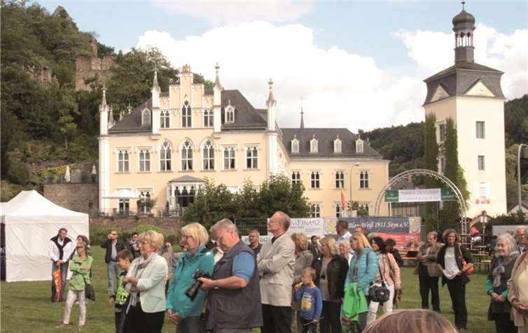 Der Schlosspark bot den vielen Besuchern eine wunderbare Kulisse für die Feierlichkeiten. AND