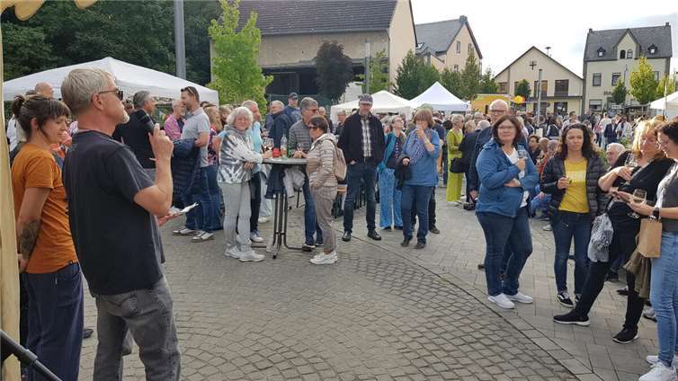 Der Schlossplatz im Stadtteil Kärlich war am zurückliegenden Wochenende Veranstaltungsort des erstmals durchgeführten Feierbandmarktes.  Foto: K. Hohn