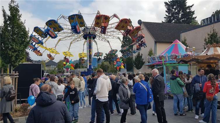 Der Schlossplatz und der angrenzende Parkplatz vor der Grundschule sind ideale Veranstaltungsorte für die Kärlicher Kirmes. Fotos: K. Hohn