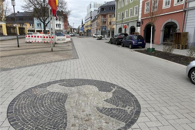 Der Schloßvorplatz erstrahlt ebenfalls in neuem Glanz.