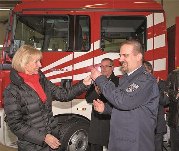 Der Schlüssel für das Fahrzeug aus den Händen von Bürgermeisterin Marie-Theres Hammes-Rosenstein an den Einheitsführer Marius F. Jakob.