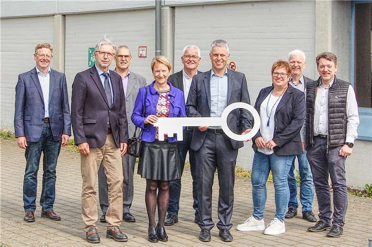 Der Schlüssel kommt zurück - eine Delegation des Schulleitungsteams der BBS Ahrweiler mit Schulleiterin Gundi Kontakis (4. Von links), ihr Stellvertreter Klaus Müller (2. Von rechts) sowie die beiden Studiendirektoren Hermann Freund (links) und Holger Waldecker (rechts) – übergeben im Beisein von Hubertus Bialas (2. Von links), dem leitenden Regierungsschuldirektor bei der ADD, bei der Verabschiedung den symbolischen Schlüssel, der die Nutzung der Andernacher BBS in den vergangenen Monaten ermöglichte, wieder an Tom Lenz (4. Von rechts), Schulleiter der BBS Andernach und sein Schulleitungsteam Martin Reif (5. Von links), Steffi Kölsch (3. Von rechts) und Thomas Weber (3. Von links). Foto: privat