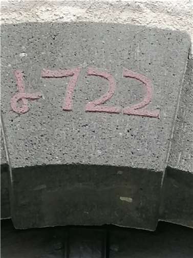 Der Schlussstein über dem Portal der St. Markus-Kirche in Kalt mit der Jahreszahl 1722.  Foto: privat