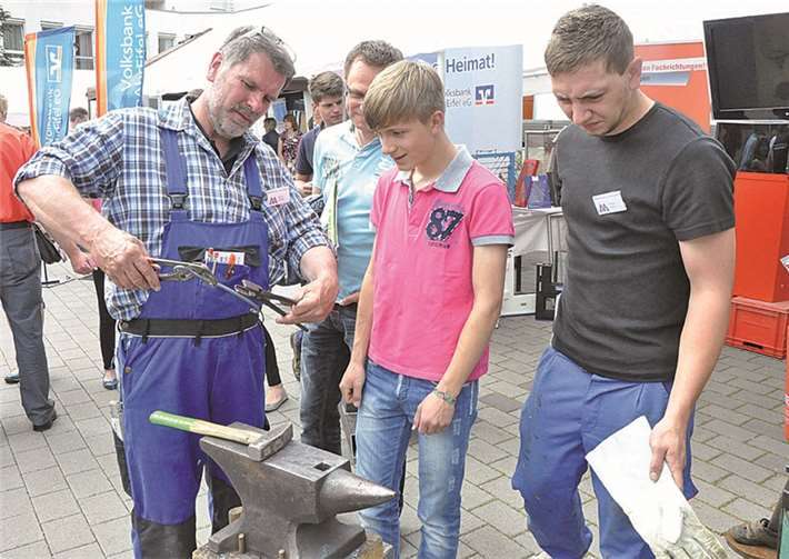 Der Schmied führte in sein Handwerk ein.AB