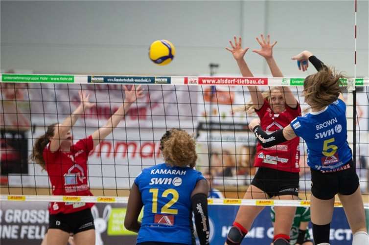 Der Schnellangriff „über Kopf“, hier mit Amanda Brown auf Zuspiel von Isabelle Marciniak, ist Spezialität der Deichstadtvolleys