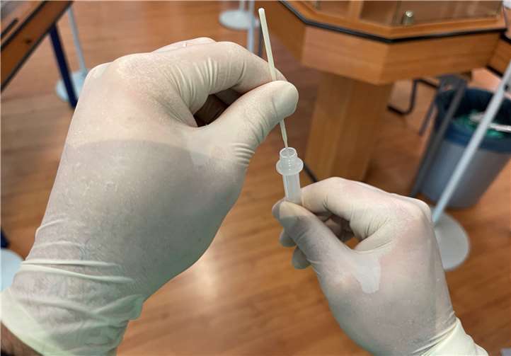 Der Schnelltest mit Abstrich im Rachenraum ist auch für sehr junge Menschen keine Belastung.