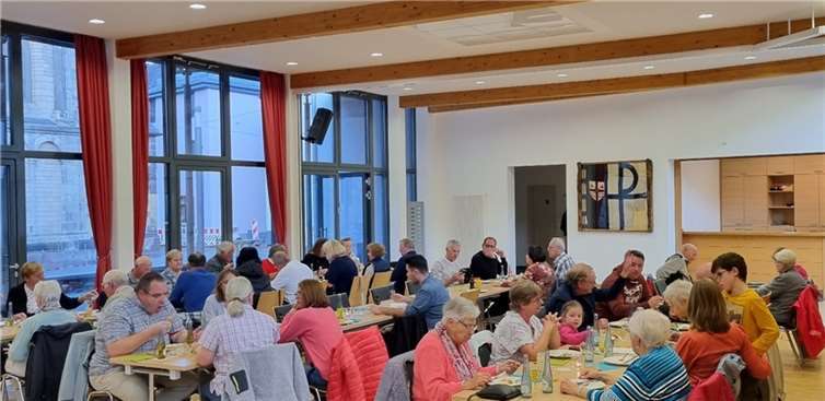 Der Schöffenstuhl der St. Quirinus Nachbarschaft hatte die Nachbarinnen und Nachbarn zum traditionellen Döbbekooche-Essen im Pfarrheim Maria Himmelfahrt eingeladen. Foto: privat