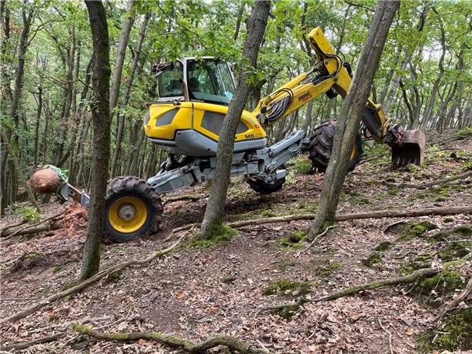 Der Schreitbagger mit der gefundenen Bombe. Quelle: VG Rhein-Mosel