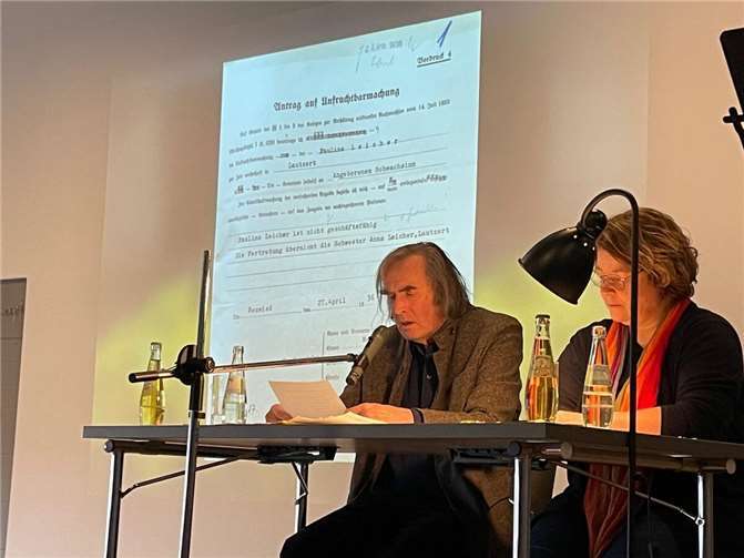 Der Schriftsteller Heiner Feldhoff aus Lautzert besuchte gemeinsam mit Claudia Schwamberger die Realschule plus Puderbach. Foto: Natanja Neitzert