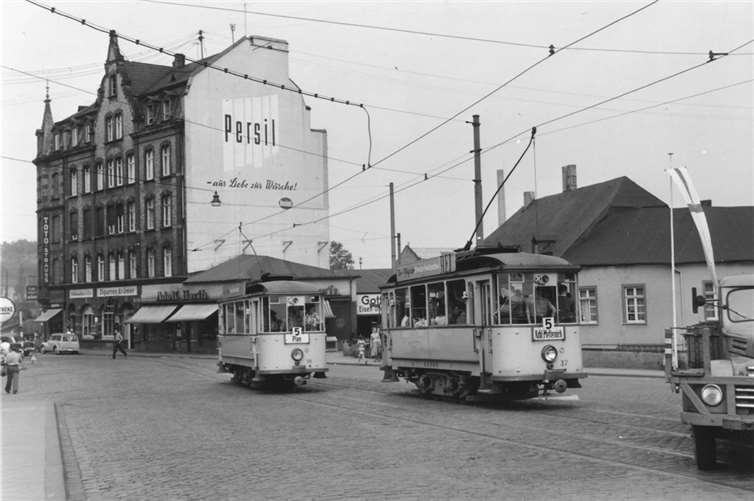 Der Schüllerplatz im Jahre 1957. Im Hintergrund ist das Gebäude zu sehen, in dem heute der Stadtteiltreff der Caritas beheimatet ist. Foto: Stadtarchiv Koblenz / E. J. Bouwman