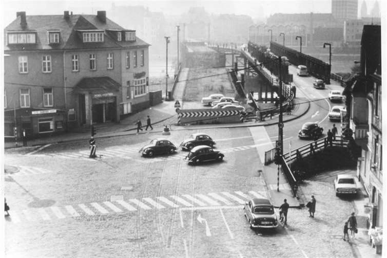 Der Schüllerplatz mit Blick auf die im Umbau befindliche Balduinbrücke im Jahre 1968. Foto: Stadtarchiv Koblenz / Heinrich Wolf