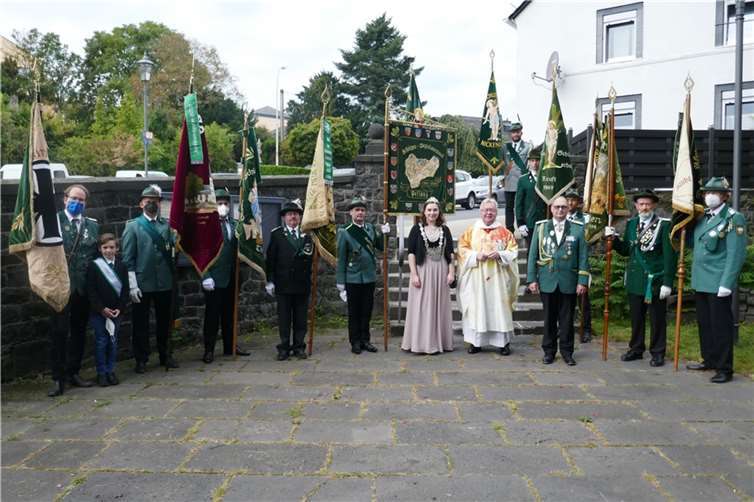 Der Schützen Bezirksberband Pellenz verabschiedete nach 13 Jahren ihren Präses Pastor Birkenheier. Fotos: privat
