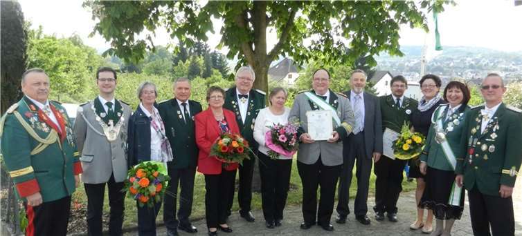 Der Schützenbund Mittelrhein Untermosel verabschiedete und ehrte vier Vorstandsmitglieder, deren Partnerinnen Blumensträuße erhielten.  Privat