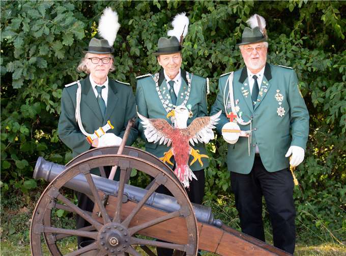 Der Schuetzenkönig 2018 Dietmar Wolf mit seinen Rittern Alfred Hessel und Peter Kunst.Foto: SG St. Seb. Montabaur