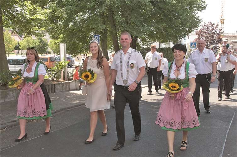 Der Schützenkönig Alexander Schwickert mit seiner Königin Celine beim Festumzug am Sonntag.