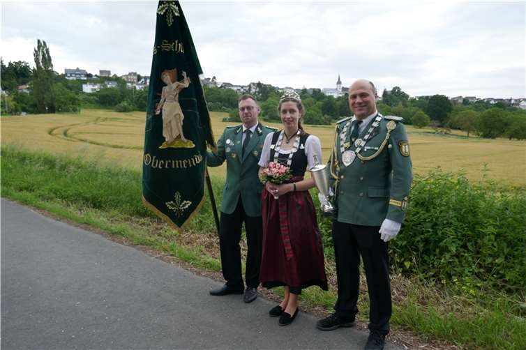 Der Schützenkönig Christoph Nolden und Scheibenkönigin Jenny Junk und stv. Brudermeister als Fähnrich.