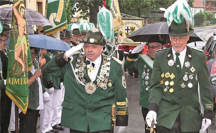 Der Schützenkönig biem Abschreiten der Front. privat
