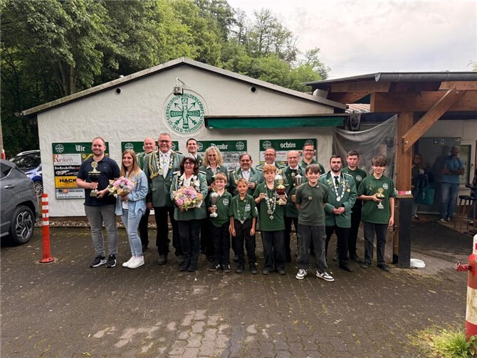 Der Schützenverein gratulierte den Siegerinnen und Siegern.  Foto: privat
