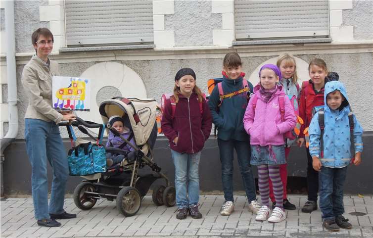 Der Schulbus auf Füßen“ soll nicht nur zu weniger Verkehr und damit mehr Sicherheit für die Kinder beitragen, ein „aktiver Schulweg“ soll außerdem auch durch mehr Bewegung deutlich gesünder als das „Taxi Mama“ sein.Foto: privat