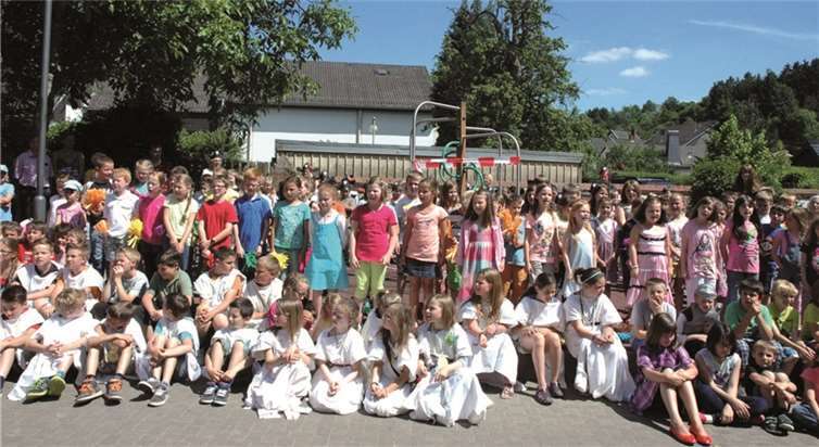 Der Schulchor Cantania sorgte für die musikalische Untermalung des Schulfestes und der Einweihung. UM