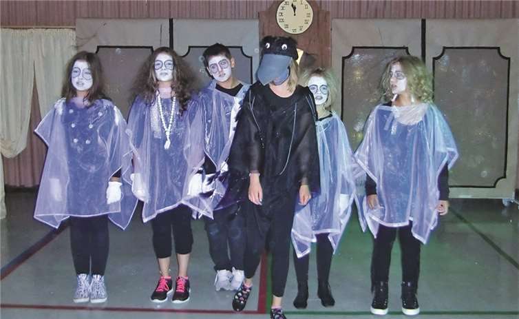 Der Schulchor begrüßte die Neuen mit einem gruselig-lustigen Gespenster-Musical. Privat