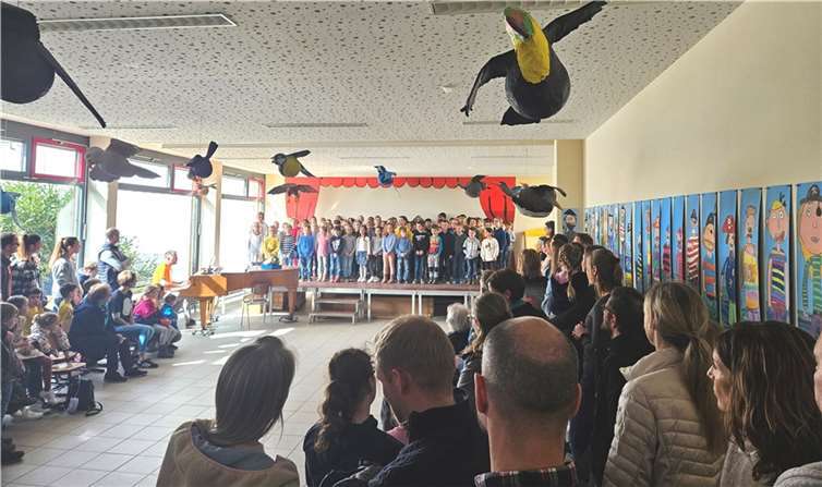 Der Schulchor begrüßte die zahlreichen Gäste des Frühlingsfests mit schönen Melodien.  Foto: Grundschule Eich