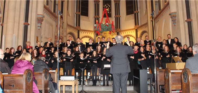 Der Schulchor besteht aus über 60 aktiven Sängerinnen und Sängern, darunter auch Ehemalige, Lehrer und Eltern. KRO