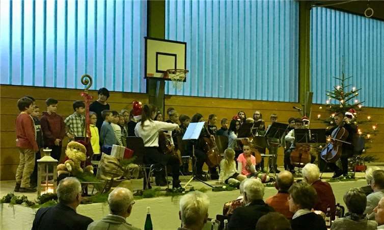 Der Schulchor der Grundschule sowie das Cello-Ensemble der Kreismusikschule zeigten ihr Können. privat