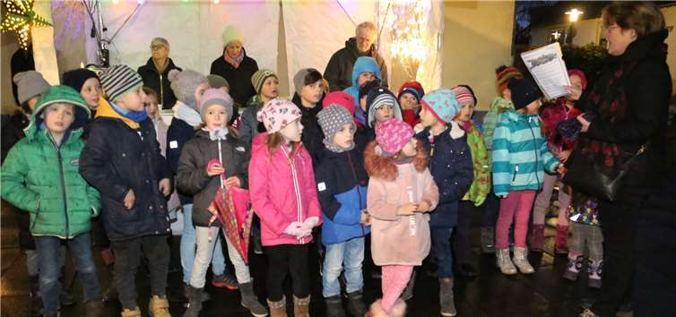 Der Schulchor der Katholischen Grundschule entführte in die Weihnachtsbäckerei. Fotos: StF