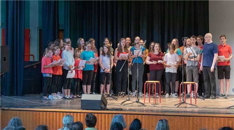Der Schulchor sang vor etwa 150 Zuhörern. Fotos: -CEW-