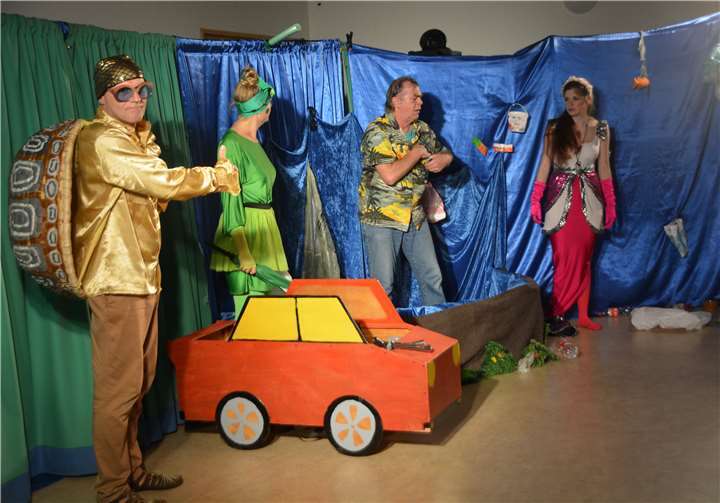 Der Schuldige ist entlarvt: Willi Wegwerf wird zur Strafe in eine Qualle verwandelt und erlebt selbst, wie die Lebenswelt im Meer durch Müll zerstört wird.