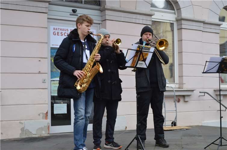 Der Schulgong von den Rathaustreppen aus mit Musikinstrumenten dargestellt. 