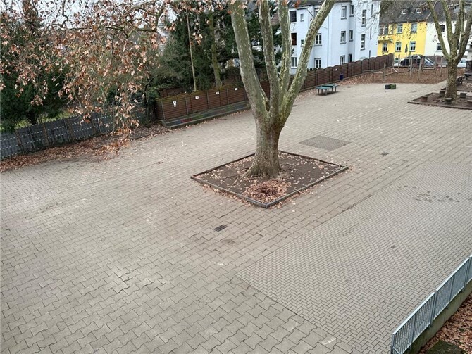 Der Schulhof der Geschwister-Scholl-Schule wird im Zuge des Ganztagsausbaus grundlegend neu gestaltet – mit mehr Grün, neuen Spiel- und Aufenthaltsbereichen und deutlich besserer Aufenthaltsqualität. 