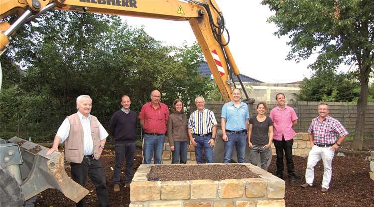 Der Schulhof der Grundschule Kruft verwandelt sich in eine grüne Oase. Davon überzeugten sich Ortsbürgermeister Rudolf Schneichel, Bauamtsleiter Berthold Junglas, Schulleiterin Petra Spies, Jörg Wendling, Beigeordneter Detlev Leersch, Claudia Ruzanski sowie der Polier Bernhard Schneider und der Geschäftsführer der Baufirma Rick, Stefan Rick, sowie Beigeordneter Othmar Luxem (v. r. n. l.).privat