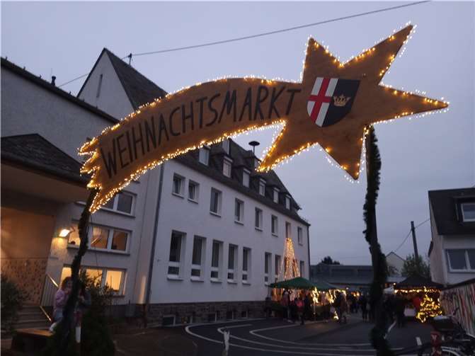 Der Schulhof der Grundschule war festlich geschmückt.