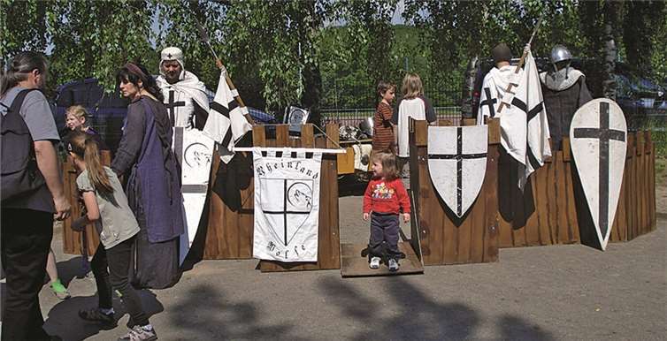 Der Schulhof wurde ins Mittelalter versetzt: eine „Ritterburg to go“ wurde aufgebaut und von echten Rittern bewacht. Ritterrüstungen waren nicht nur zum Angucken da, sondern konnten von den Kindern angezogen werden. Privat
