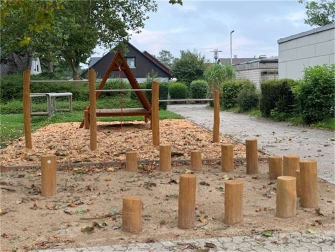 Der Schulhof wurde mit einem großen Klettergerüst, drei Reckstangen, einem Tipi und einer großen Tauschaukel neu ausgestattet. Fotos: privat