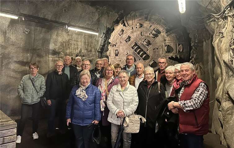 Der Schuljahrgang 1951/52 aus Remagen beim Besuch des Geysirzentrums in Andernach. Foto: Leopold Eybl